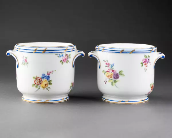 Paire de seaux à verre en porcelaine de Sèvres 1759