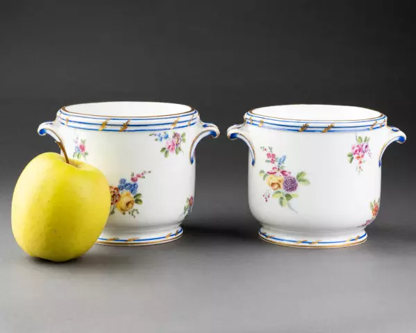 Paire de seaux à verre en porcelaine de Sèvres 1759