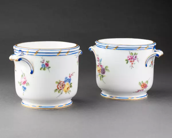 Paire de seaux à verre en porcelaine de Sèvres 1759