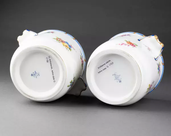 Paire de seaux à verre en porcelaine de Sèvres 1759