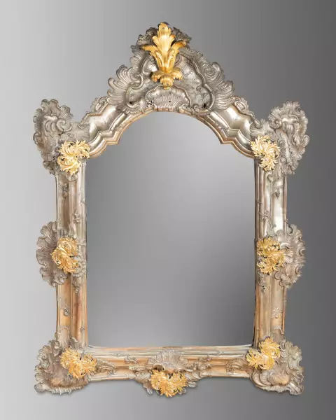 Miroir en métal repoussé et bronze doré, Allemagne vers 1750