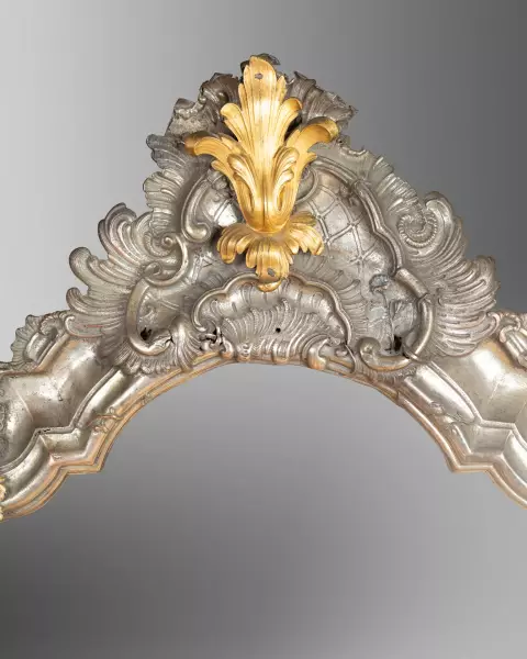 Miroir en métal repoussé et bronze doré, Allemagne vers 1750
