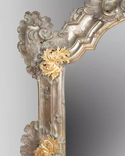 Miroir en métal repoussé et bronze doré, Allemagne vers 1750