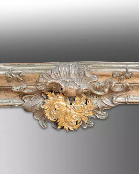 Miroir en métal repoussé et bronze doré, Allemagne vers 1750
