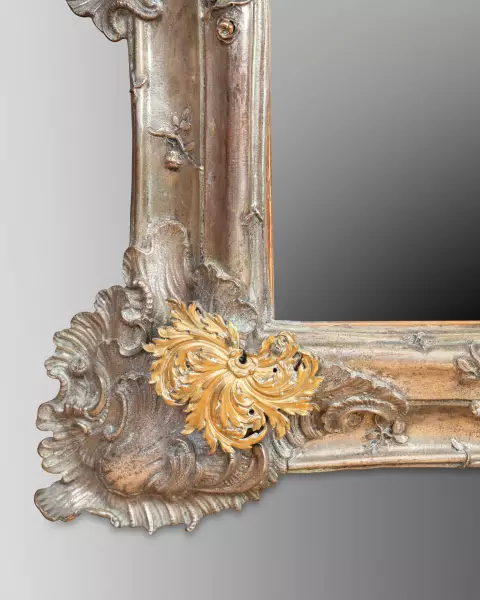 Miroir en métal repoussé et bronze doré, Allemagne vers 1750