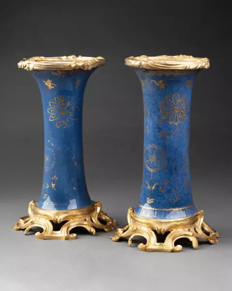 Paire de vases à fond bleu poudré monté bronze vers 1760