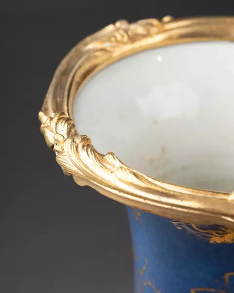 Paire de vases à fond bleu poudré monté bronze vers 1760