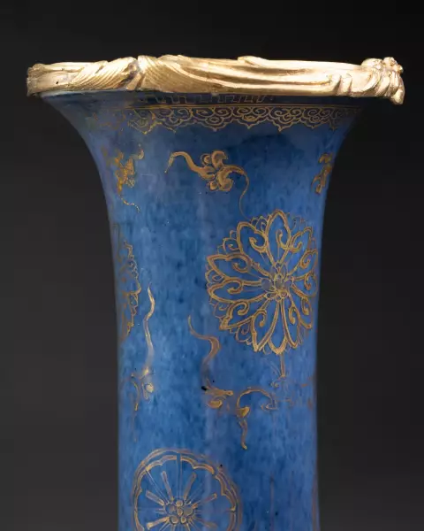 Paire de vases à fond bleu poudré monté bronze vers 1760