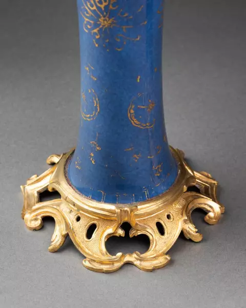 Paire de vases à fond bleu poudré monté bronze vers 1760