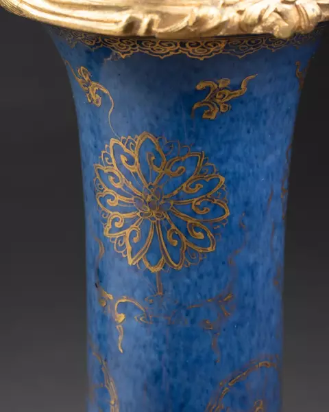 Paire de vases à fond bleu poudré monté bronze vers 1760