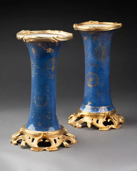 Paire de vases à fond bleu poudré monté bronze vers 1760