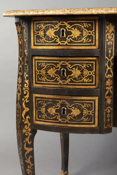 Bureau Mazarin en laque à l’imitation de la marqueterie Boulle , époque Louis XIV