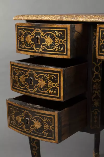 Bureau Mazarin en laque à l’imitation de la marqueterie Boulle , époque Louis XIV