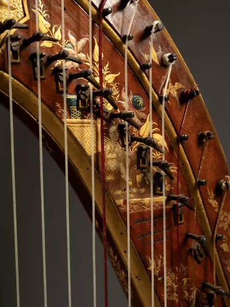 Harpe à crosse à décor au vernis Martin, Paris vers 1780