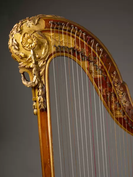 Harpe à crosse à décor au vernis Martin, Paris vers 1780