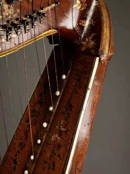 Harpe à crosse à décor au vernis Martin, Paris vers 1780