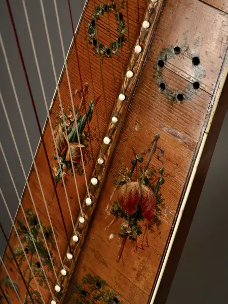 Harpe à crosse à décor au vernis Martin, Paris vers 1780
