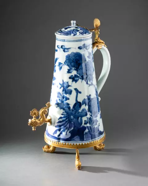 Fontaine à café en porcelaine du Japon vers 1680-1690