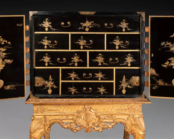 Cabinet de voyage en laque du Japon, vers 1680
