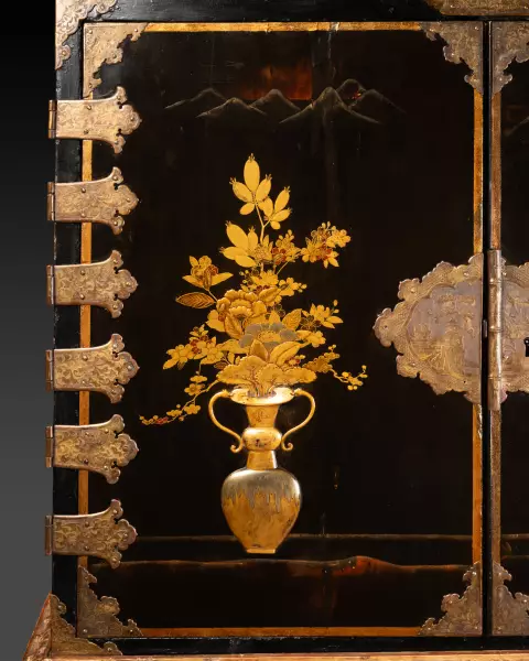 Cabinet de voyage en laque du Japon, vers 1680