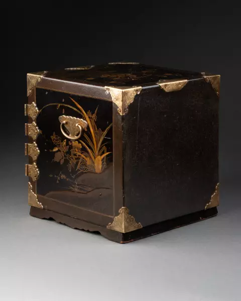 Petit cabinet de voyage en laque du Japon vers 1680 