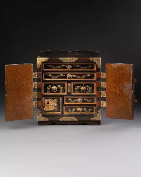 Petit cabinet de voyage en laque du Japon vers 1680 