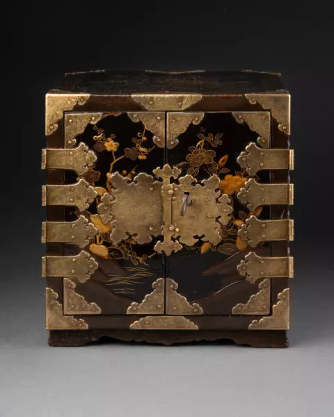Petit cabinet de voyage en laque du Japon vers 1680 
