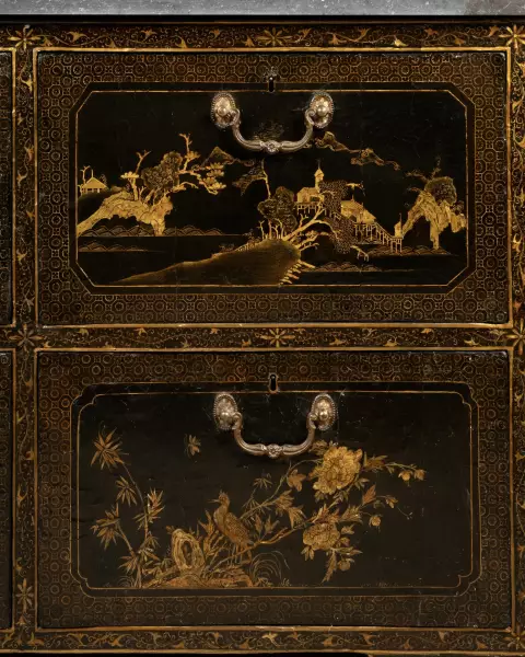 Paire de commodes en laque de Chine, Angleterre vers 1780