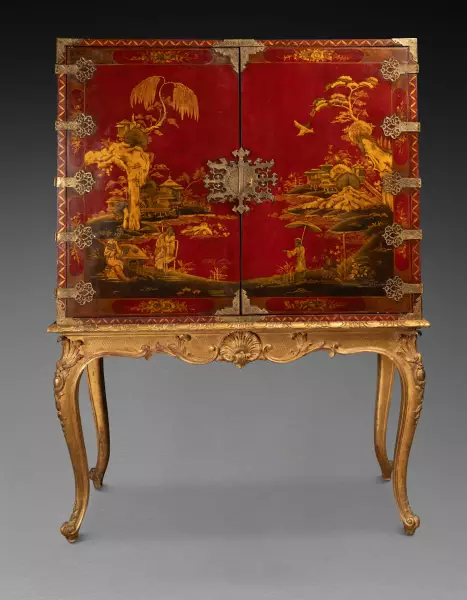 Cabinet en vernis rouge, Angleterre vers 1700-1720