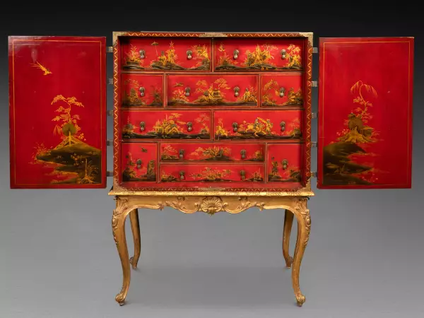 Cabinet en vernis rouge, Angleterre vers 1700-1720