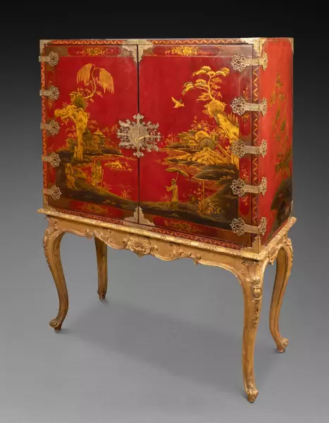 Cabinet en vernis rouge, Angleterre vers 1700-1720