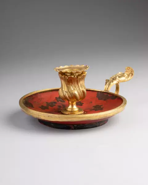 Bougeoir à main en laque et bronze doré, Paris vers 1750