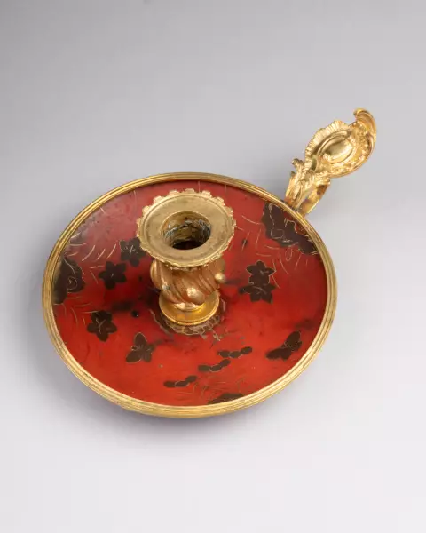 Bougeoir à main en laque et bronze doré, Paris vers 1750