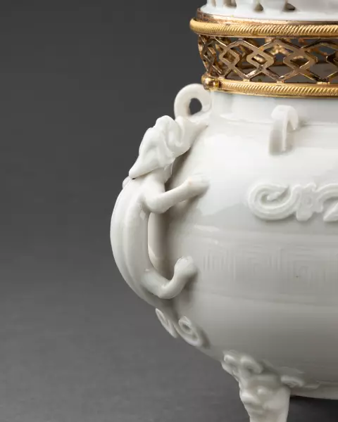 Paire de pots-pourris en porcelaine de Chine montée en bronze, vers 1780