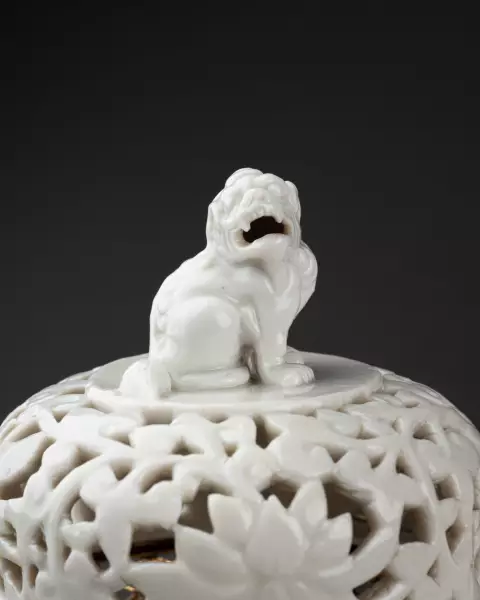 Paire de pots-pourris en porcelaine de Chine montée en bronze, vers 1780