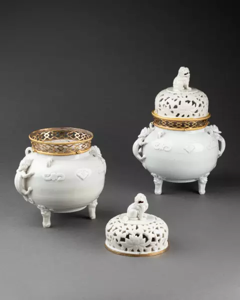 Paire de pots-pourris en porcelaine de Chine montée en bronze, vers 1780