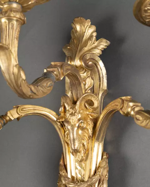 Paire d’appliques en bronze à trois bras, Paris époque Louis XVI