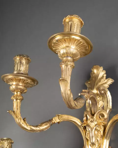 Paire d’appliques en bronze à trois bras, Paris époque Louis XVI