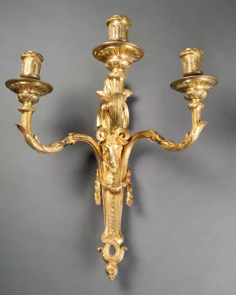 Paire d’appliques en bronze à trois bras, Paris époque Louis XVI