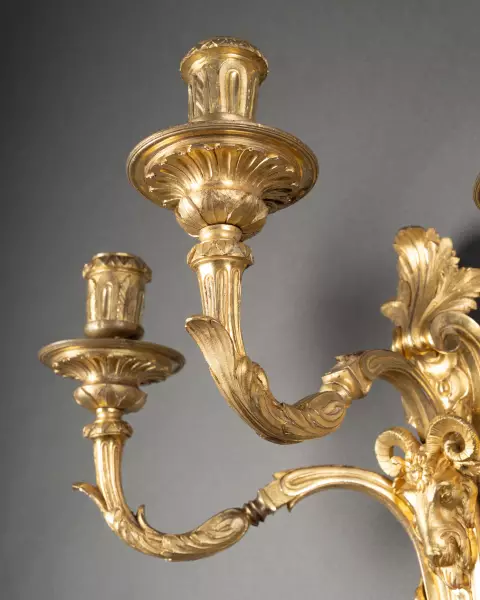 Paire d’appliques en bronze à trois bras, Paris époque Louis XVI