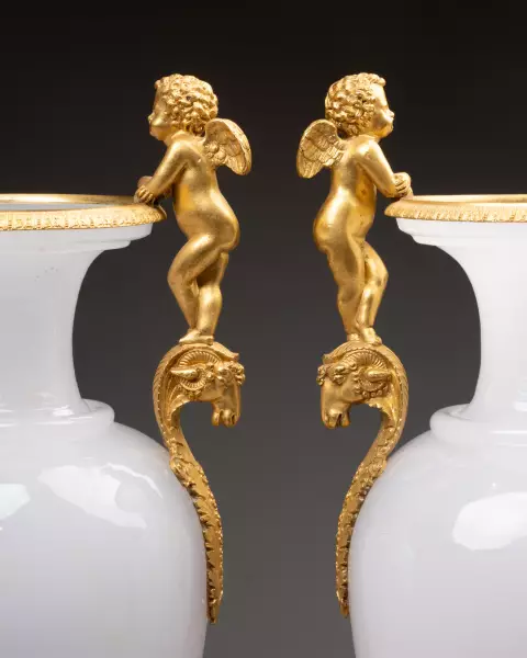 Paire de vases en opaline bulle de savon et bronze doré, vers 1815
