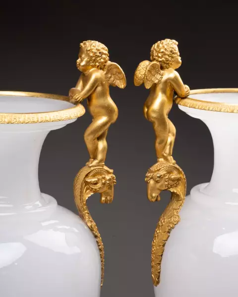 Paire de vases en opaline bulle de savon et bronze doré, vers 1815