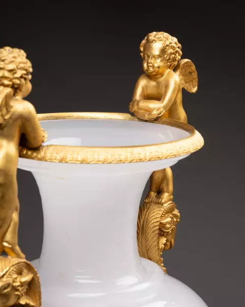 Paire de vases en opaline bulle de savon et bronze doré, vers 1815