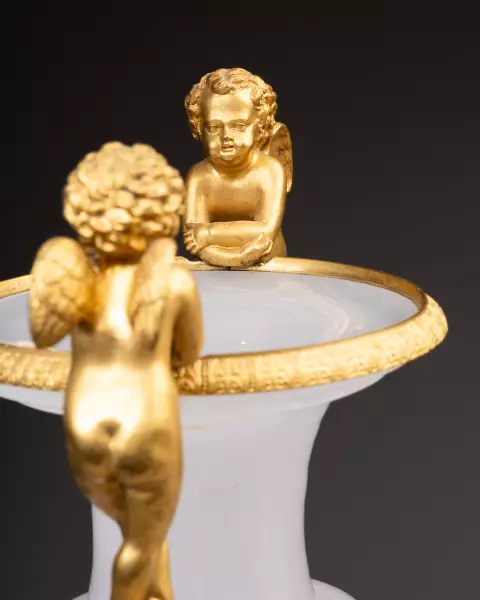 Paire de vases en opaline bulle de savon et bronze doré, vers 1815