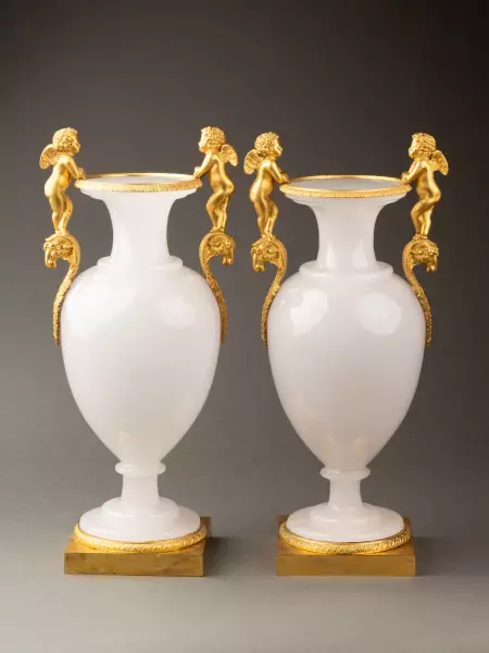 Paire de vases en opaline bulle de savon et bronze doré, vers 1815