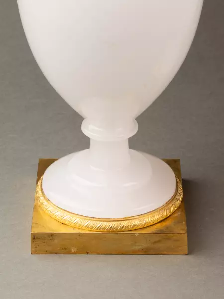 Paire de vases en opaline bulle de savon et bronze doré, vers 1815
