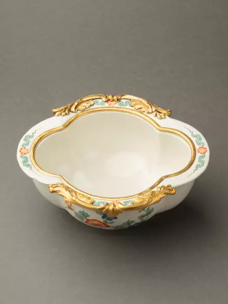 Paire de navettes en porcelaine de Chantilly et bronze, Paris vers 1740