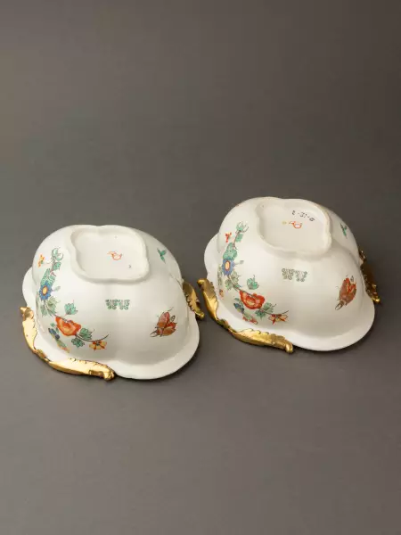Paire de navettes en porcelaine de Chantilly et bronze, Paris vers 1740