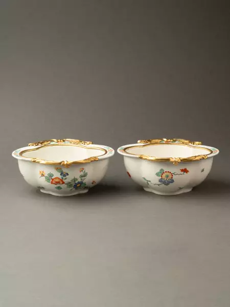 Paire de navettes en porcelaine de Chantilly et bronze, Paris vers 1740