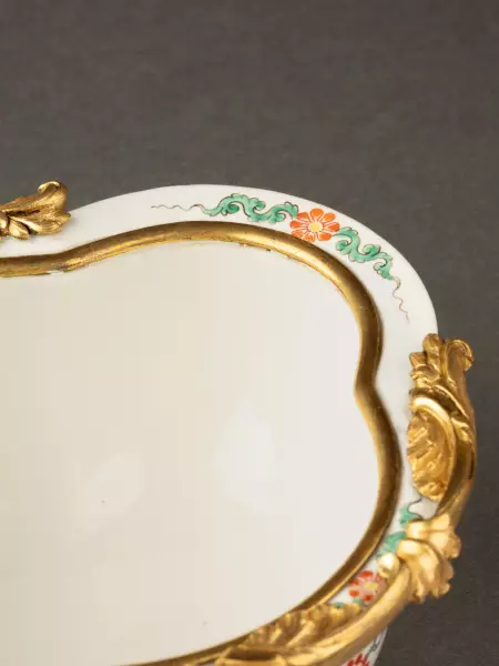 Paire de navettes en porcelaine de Chantilly et bronze, Paris vers 1740